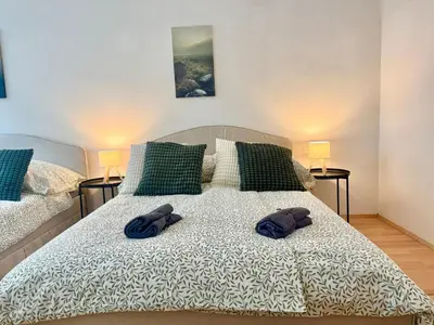 Ein Bett oder Betten in einem Zimmer der Unterkunft Cosy Central Long-Term Apartment