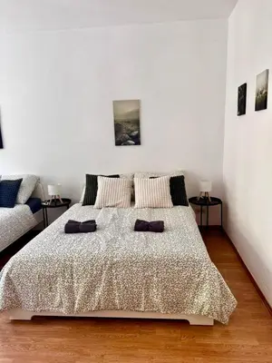 Ein Bett oder Betten in einem Zimmer der Unterkunft Cosy Central Long-Term Apartment