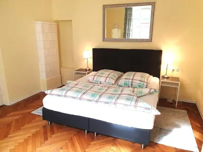 Ein Bett oder Betten in einem Zimmer der Unterkunft Big Viennese City Apartment with Piano and AC