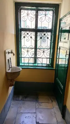 Ein Badezimmer in der Unterkunft Big Viennese City Apartment with Piano and AC