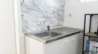 Grundriss der Unterkunft Stylish 1BR City Apartment for 5, Great Location