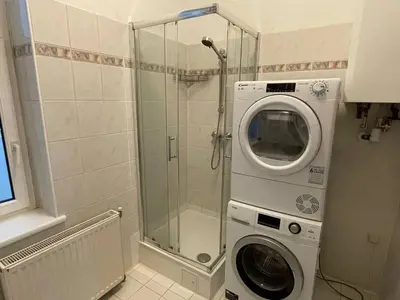 Ein Badezimmer in der Unterkunft Sunny 3BR Central Apartment