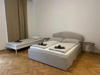 Ein Bett oder Betten in einem Zimmer der Unterkunft Sunny 3BR Central Apartment
