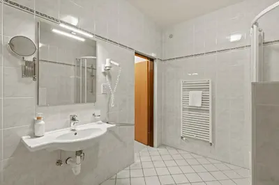Ein Badezimmer in der Unterkunft Meidling Rooms I 1 Min to U6 I Self Check In