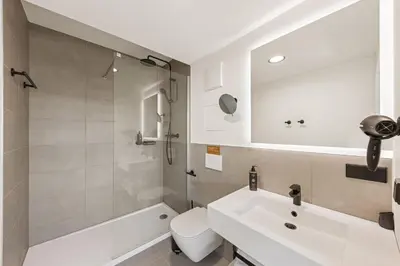 Ein Badezimmer in der Unterkunft Limehome Vienna Hietzinger Hauptstraße