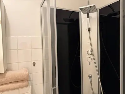 Ein Badezimmer in der Unterkunft Modern City Apartment for 2 I Free Parking