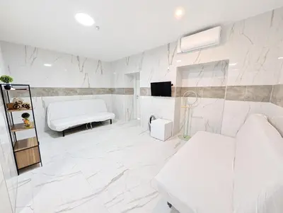 Ein Bett oder Betten in einem Zimmer der Unterkunft Elegant Vienna Apartments in Prime Location Steps from Danube & Prater
