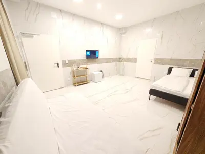 Ein Bett oder Betten in einem Zimmer der Unterkunft Elegant Vienna Apartments in Prime Location Steps from Danube & Prater