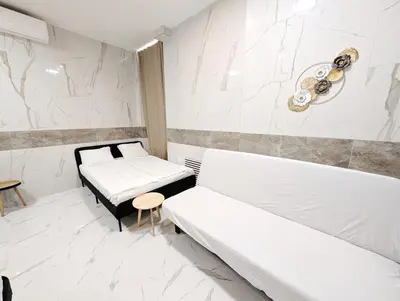Ein Bett oder Betten in einem Zimmer der Unterkunft Elegant Vienna Apartments in Prime Location Steps from Danube & Prater
