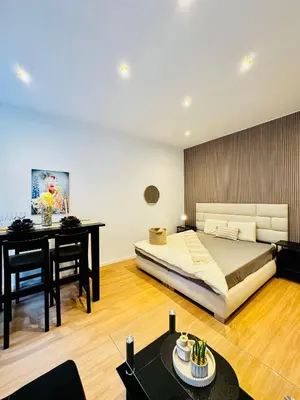 Ein Sitzbereich in der Unterkunft Comfy 1-Bedroom Apartment, 12 Minutes from Central Area