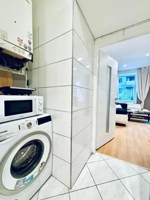 Küche/Küchenzeile in der Unterkunft Comfy 1-Bedroom Apartment, 12 Minutes from Central Area