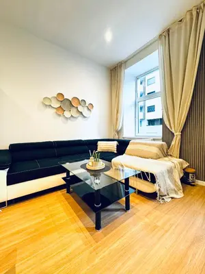 Ein Sitzbereich in der Unterkunft Comfy 1-Bedroom Apartment, 12 Minutes from Central Area