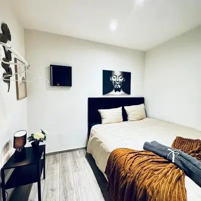 Private Rooms in Affordable 5-Bedroom Apartment