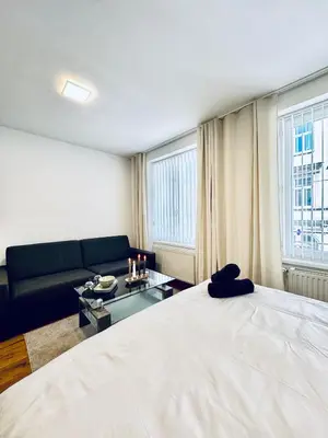 Ein Bett oder Betten in einem Zimmer der Unterkunft Comfortable Private Rooms in 5BR Apartment Near Kaufpark Alterlaa