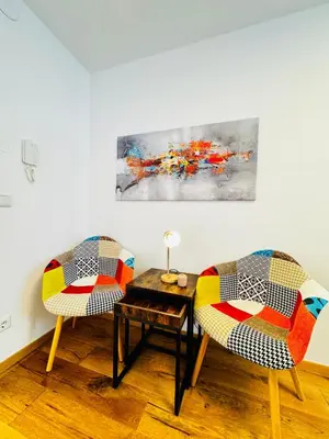 Ein Sitzbereich in der Unterkunft Comfortable Private Rooms in 5BR Apartment Near Kaufpark Alterlaa