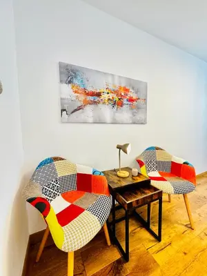 Ein Sitzbereich in der Unterkunft Comfortable Private Rooms in 5BR Apartment Near Kaufpark Alterlaa