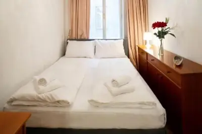 Ein Bett oder Betten in einem Zimmer der Unterkunft Premium Apartment with Shared Balcony & Free Parking