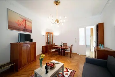 TV/Unterhaltungsangebot in der Unterkunft Premium Apartment with Shared Balcony & Free Parking
