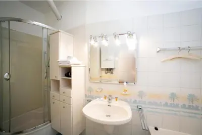 Ein Badezimmer in der Unterkunft Premium Apartment with Shared Balcony & Free Parking