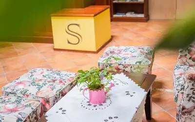 Ein Sitzbereich in der Unterkunft Hotel garni Steinfeld