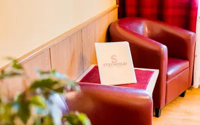 Ein Sitzbereich in der Unterkunft Hotel garni Steinfeld