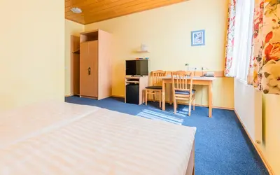 Ein Bett oder Betten in einem Zimmer der Unterkunft Hotel garni Steinfeld