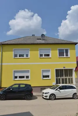 Das Gebäude in dem sich das Privatzimmer befindet