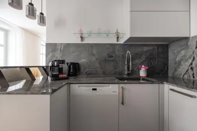 Küche/Küchenzeile in der Unterkunft Luxuriöses Apartment mitten im Zentrum in Ruhelage mit AC