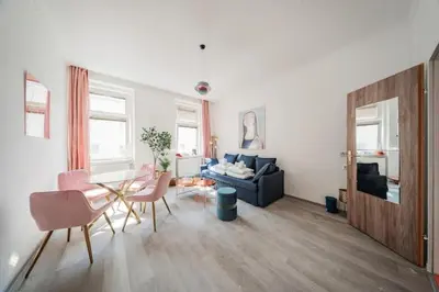 Ein Sitzbereich in der Unterkunft Blue and Pink Oasis Cozy Designer Retreat