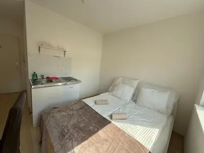 Ein Bett oder Betten in einem Zimmer der Unterkunft Urban Studio for 2 I Free Parking