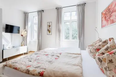 Ein Bett oder Betten in einem Zimmer der Unterkunft Central Renovated Apartment with AC & Free Parking