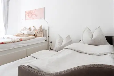 Ein Bett oder Betten in einem Zimmer der Unterkunft Central Renovated Apartment with AC & Free Parking