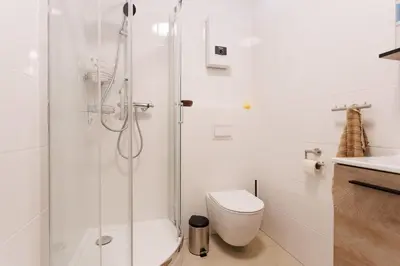Ein Badezimmer in der Unterkunft Central Renovated Apartment with AC & Free Parking