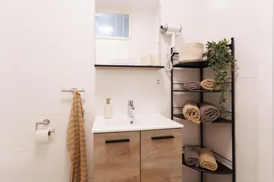 Ein Badezimmer in der Unterkunft Central Renovated Apartment with AC & Free Parking