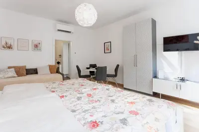 TV/Unterhaltungsangebot in der Unterkunft Central Renovated Apartment with AC & Free Parking