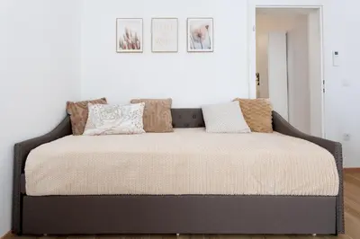 Ein Bett oder Betten in einem Zimmer der Unterkunft Central Renovated Apartment with AC & Free Parking