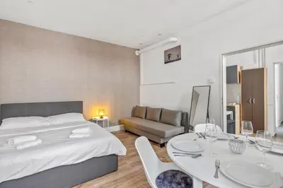 Ein Bett oder Betten in einem Zimmer der Unterkunft cozy city retreat