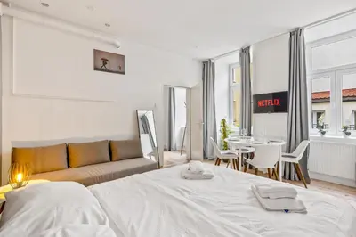 Ein Bett oder Betten in einem Zimmer der Unterkunft cozy city retreat