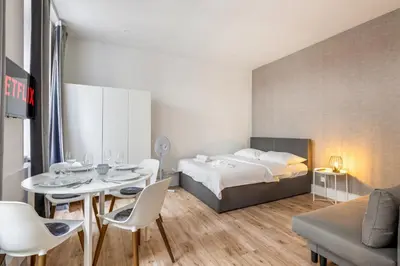 Ein Bett oder Betten in einem Zimmer der Unterkunft cozy city retreat