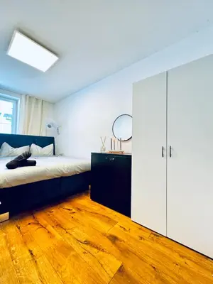 Ein Bett oder Betten in einem Zimmer der Unterkunft Comfortable 5BR Apartment Near Kaufpark Alterlaa