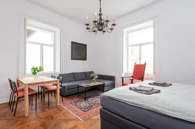 Ein Sitzbereich in der Unterkunft Small apartment with 24-hour check-in