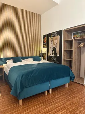 Ein Bett oder Betten in einem Zimmer der Unterkunft PostersApt1-Cozy Cinema Vibes
