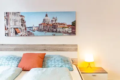 Ein Bett oder Betten in einem Zimmer der Unterkunft Lovely 2BR Apartments Very Central