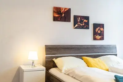Ein Bett oder Betten in einem Zimmer der Unterkunft Lovely 2BR Apartments Very Central