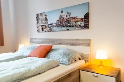Ein Bett oder Betten in einem Zimmer der Unterkunft Lovely 2BR Apartments Very Central