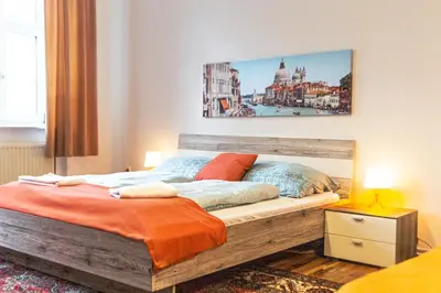 Ein Bett oder Betten in einem Zimmer der Unterkunft Lovely 2BR Apartments Very Central