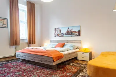 Ein Bett oder Betten in einem Zimmer der Unterkunft Lovely 2BR Apartments Very Central