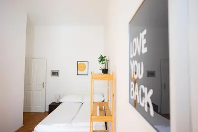 Ein Bett oder Betten in einem Zimmer der Unterkunft Spacious stylish designed 3 Bedroom Apartment near Naschmarkt and city center