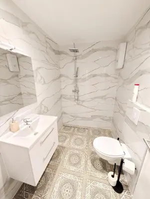 Ein Badezimmer in der Unterkunft Lovely Apartment - 15 Min from Airport & City Center, 5 Min from Vienna Main-Bus Station EZ10a