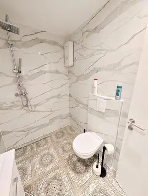 Ein Badezimmer in der Unterkunft Lovely Apartment - 15 Min from Airport & City Center, 5 Min from Vienna Main-Bus Station EZ10a